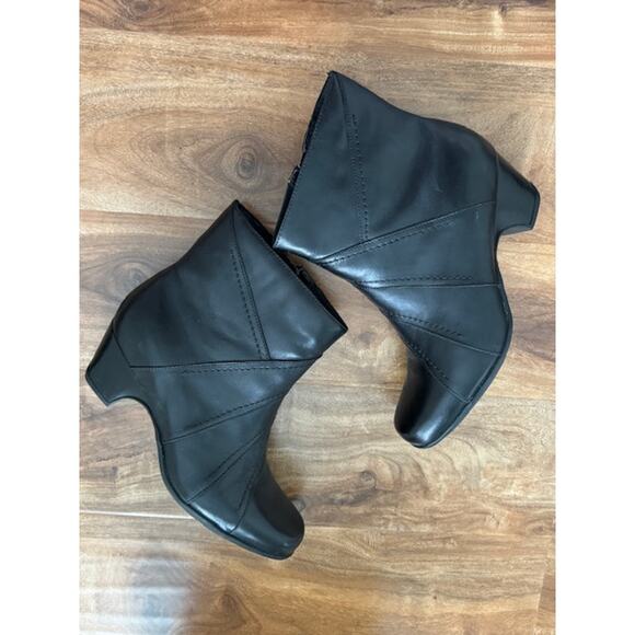 Clarks Artisan Leyden Candle Side Zip Ankle Boots Black Leather - Size 8.5M - Picture 2 of 9